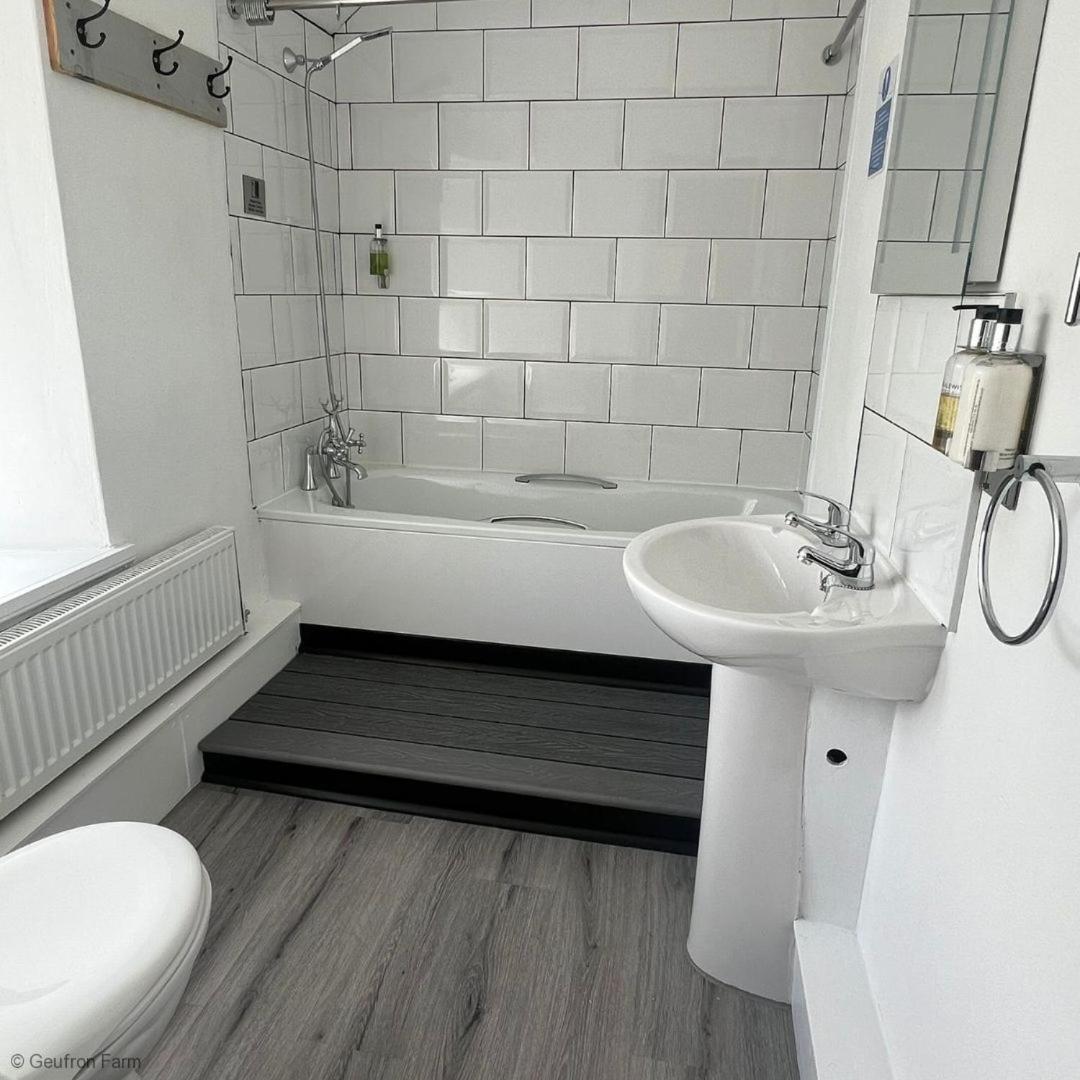 Farmhouse & Cottage At Geufron Farm - Dog Friendly Bryn-crug 외부 사진